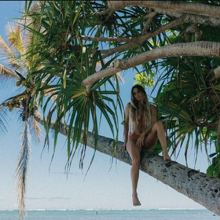 Alana Blanchard feet photo thumbnail