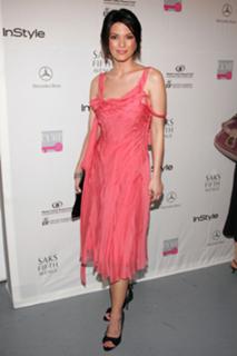 Alana De La Garza feet photo thumbnail