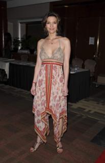 Alana De La Garza feet photo thumbnail
