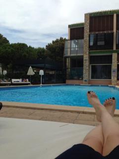 Alana Haim feet photo thumbnail