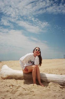 Alana Haim feet photo thumbnail