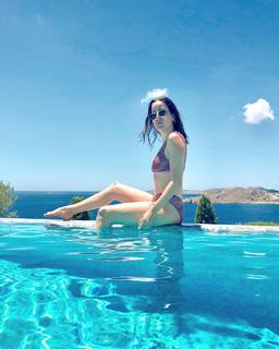 Alana Haim feet photo thumbnail