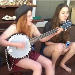 Alana Haim feet photo thumbnail