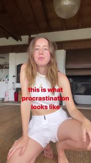 Alana Haim feet photo thumbnail