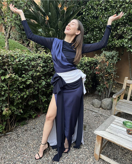 Alana Haim feet photo thumbnail