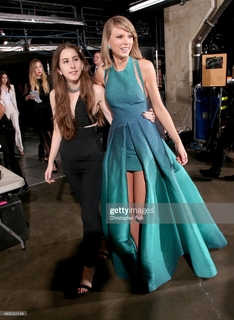 Alana Haim feet photo thumbnail