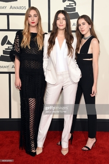 Alana Haim feet photo thumbnail
