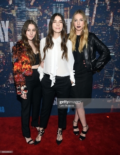 Alana Haim feet photo thumbnail