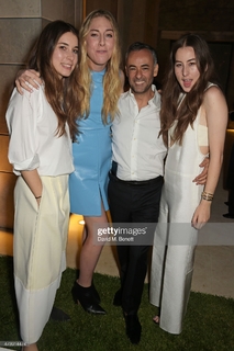 Alana Haim feet photo thumbnail