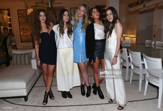 Alana Haim feet photo thumbnail