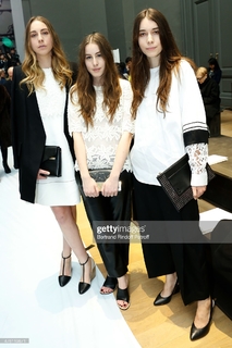 Alana Haim feet photo thumbnail