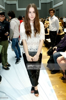 Alana Haim feet photo thumbnail