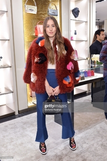 Alana Haim feet photo thumbnail