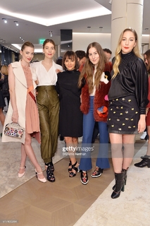 Alana Haim feet photo thumbnail