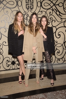 Alana Haim feet photo thumbnail