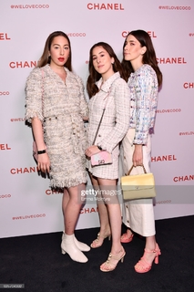 Alana Haim feet photo thumbnail