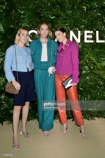 Alana Haim feet photo thumbnail