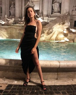 Alana Haim feet photo thumbnail