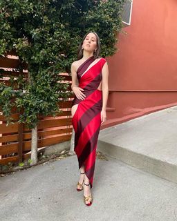 Alana Haim feet photo thumbnail