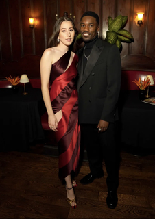 Alana Haim feet photo thumbnail