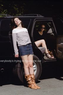 Alana Haim feet photo thumbnail