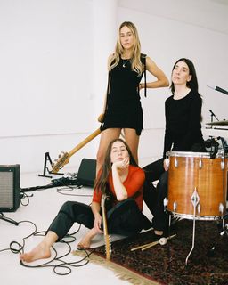 Alana Haim feet photo thumbnail