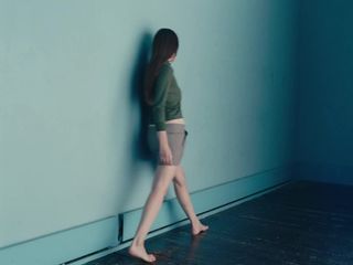 Alana Haim feet photo thumbnail