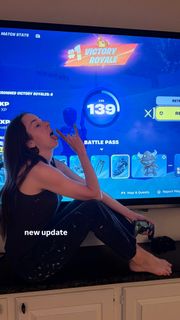 Alana Haim feet photo 2