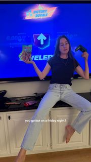 Alana Haim feet photo 1