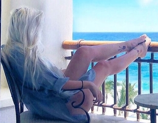 Alanah Pearce feet photo thumbnail