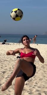 Alane Dias feet photo 9
