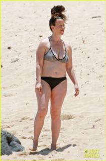 Alanis Morissette feet photo thumbnail