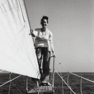 Alanis Morissette feet photo thumbnail