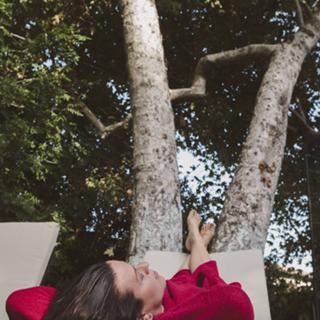 Alanis Morissette feet photo thumbnail