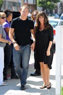 Alanis Morissette feet photo thumbnail