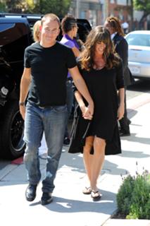 Alanis Morissette feet photo thumbnail