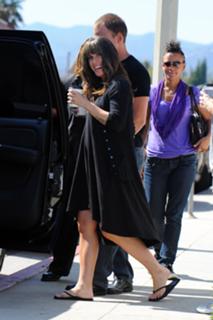 Alanis Morissette feet photo thumbnail
