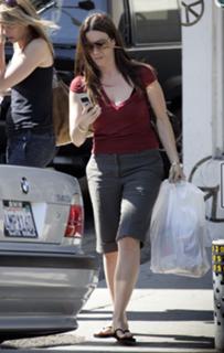 Alanis Morissette feet photo thumbnail