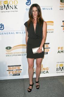 Alanis Morissette feet photo thumbnail