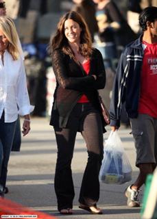 Alanis Morissette feet photo thumbnail