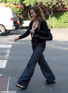 Alanis Morissette feet photo thumbnail