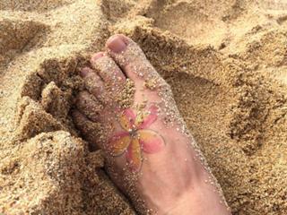 Alanis Morissette feet photo thumbnail