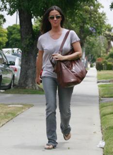 Alanis Morissette feet photo thumbnail