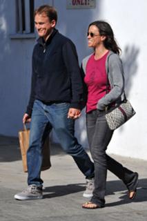 Alanis Morissette feet photo thumbnail