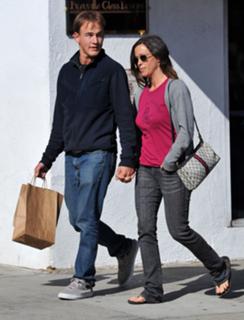 Alanis Morissette feet photo thumbnail
