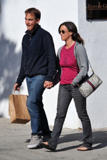 Alanis Morissette feet photo thumbnail