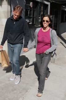 Alanis Morissette feet photo thumbnail
