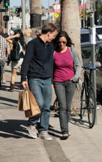Alanis Morissette feet photo thumbnail