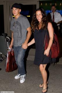 Alanis Morissette feet photo thumbnail