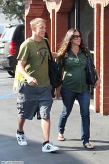 Alanis Morissette feet photo thumbnail